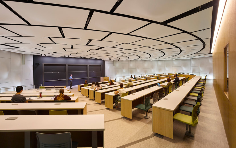 فضای آموزشی مناسب و امکانات مدرن